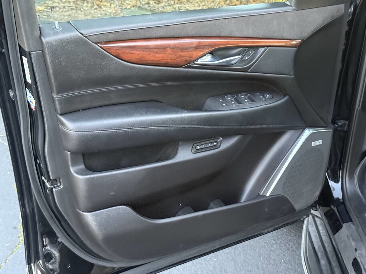 Used 2015 Cadillac Escalade Luxury image 12