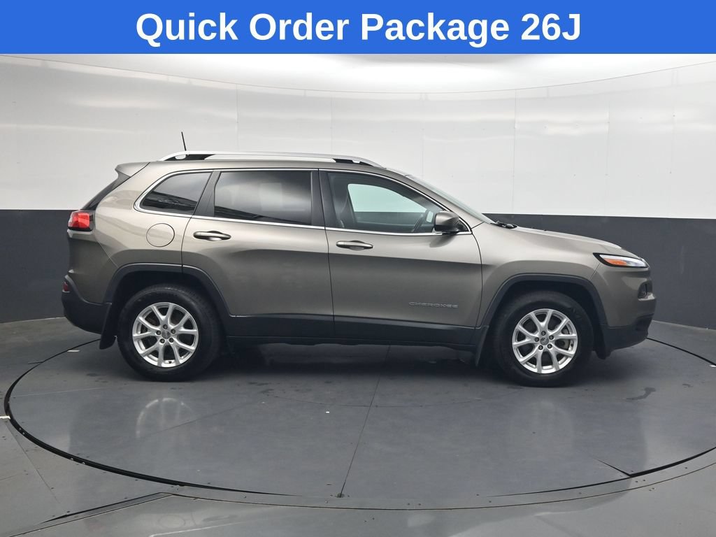 Used 2018 Jeep Cherokee Latitude w/ Cold Weather Group AWD/4WD image 3