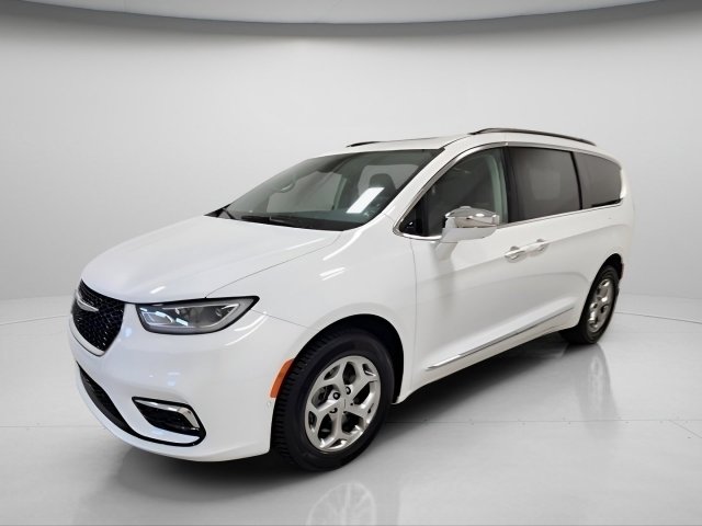 Used 2022 Chrysler Pacifica Limited AWD/4WD image 3