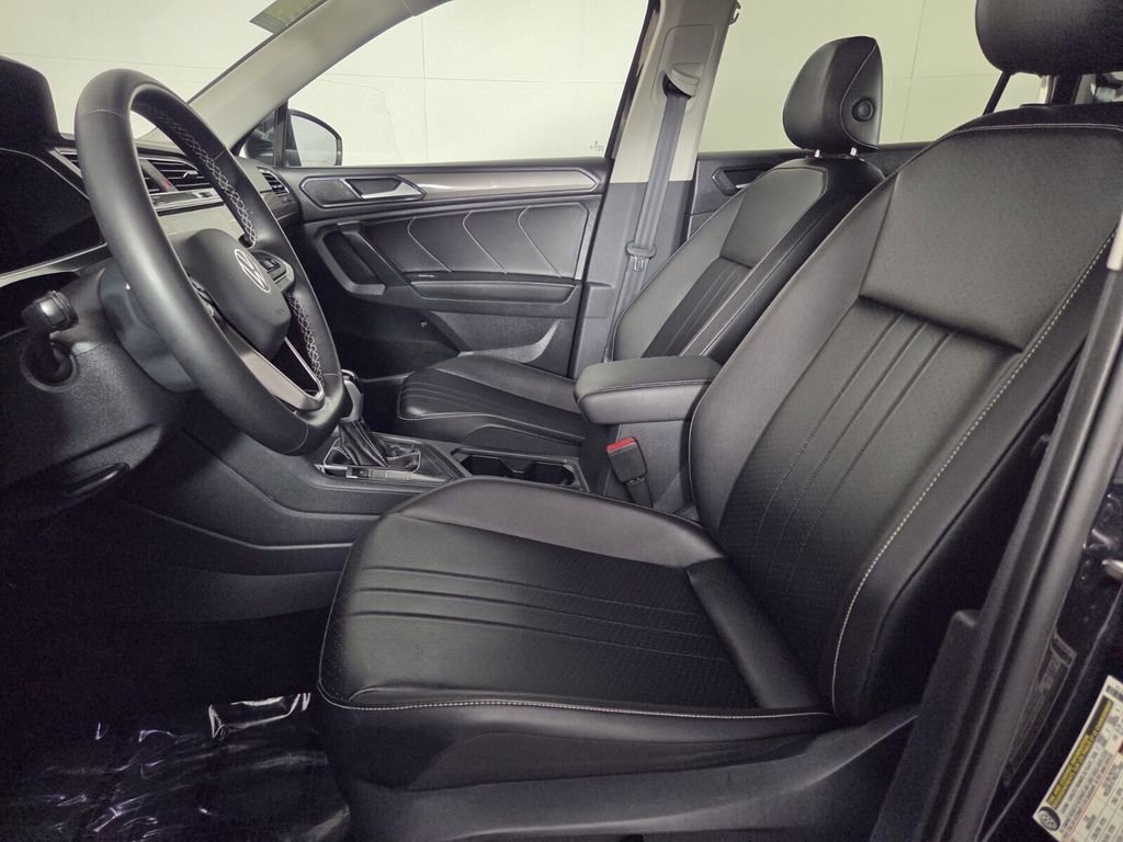Used 2024 Volkswagen Tiguan SE image 11
