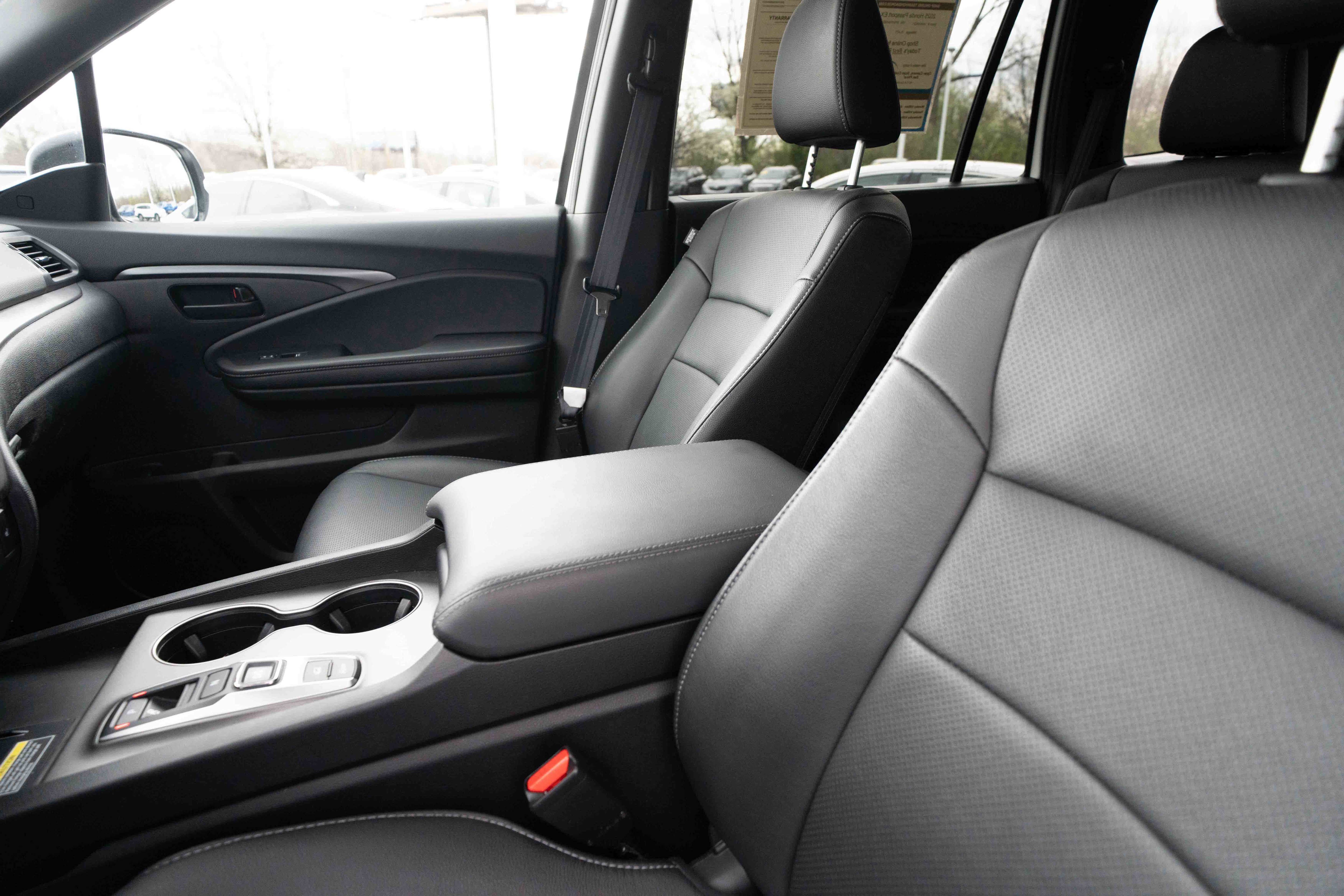 Used 2025 Honda Passport EX-L image 10