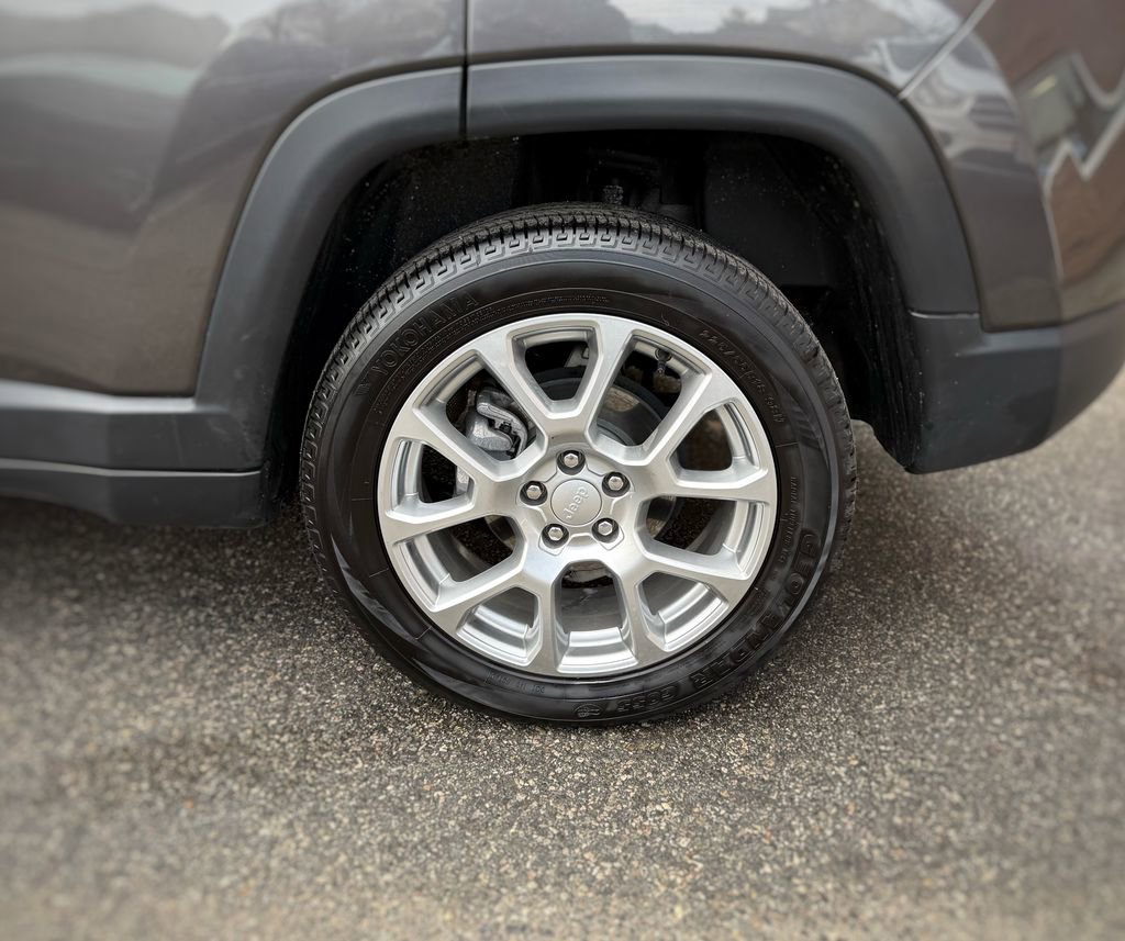 Used 2023 Jeep Compass Latitude image 10