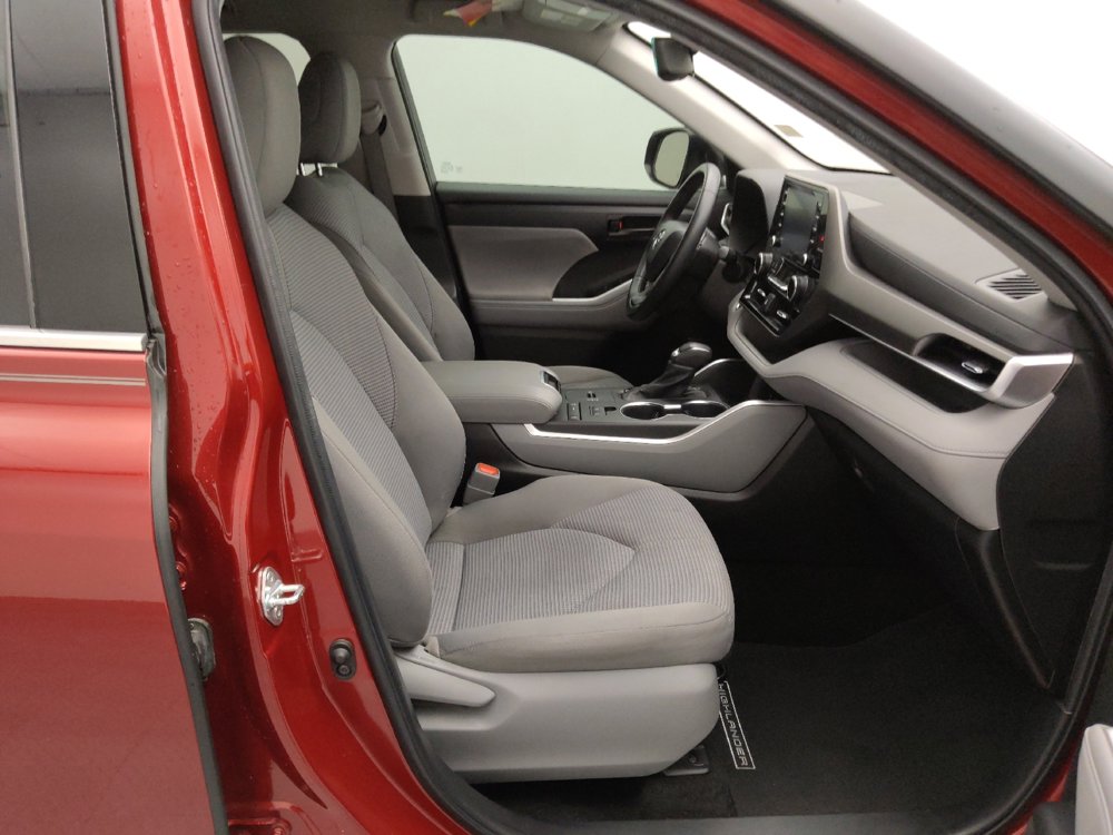 Used 2022 Toyota Highlander LE image 21