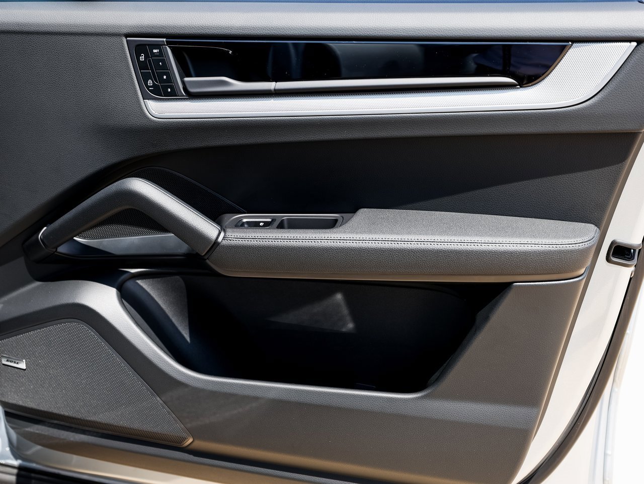 Certified 2025 Porsche Cayenne Coupe image 28