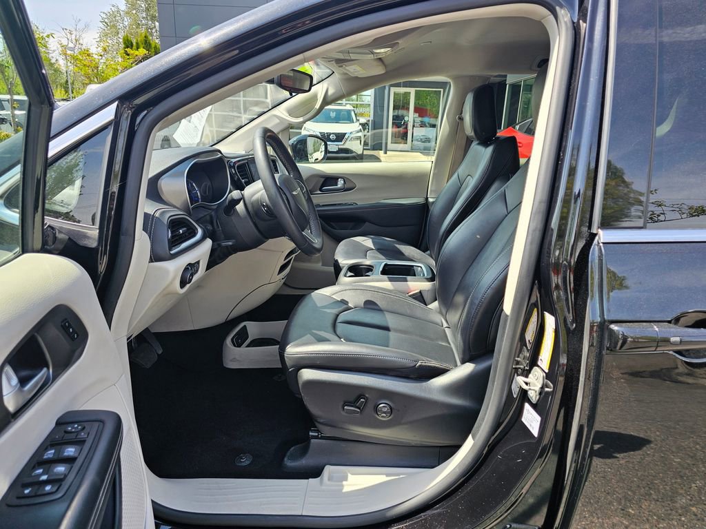 Used 2024 Chrysler Pacifica Limited FWD image 17