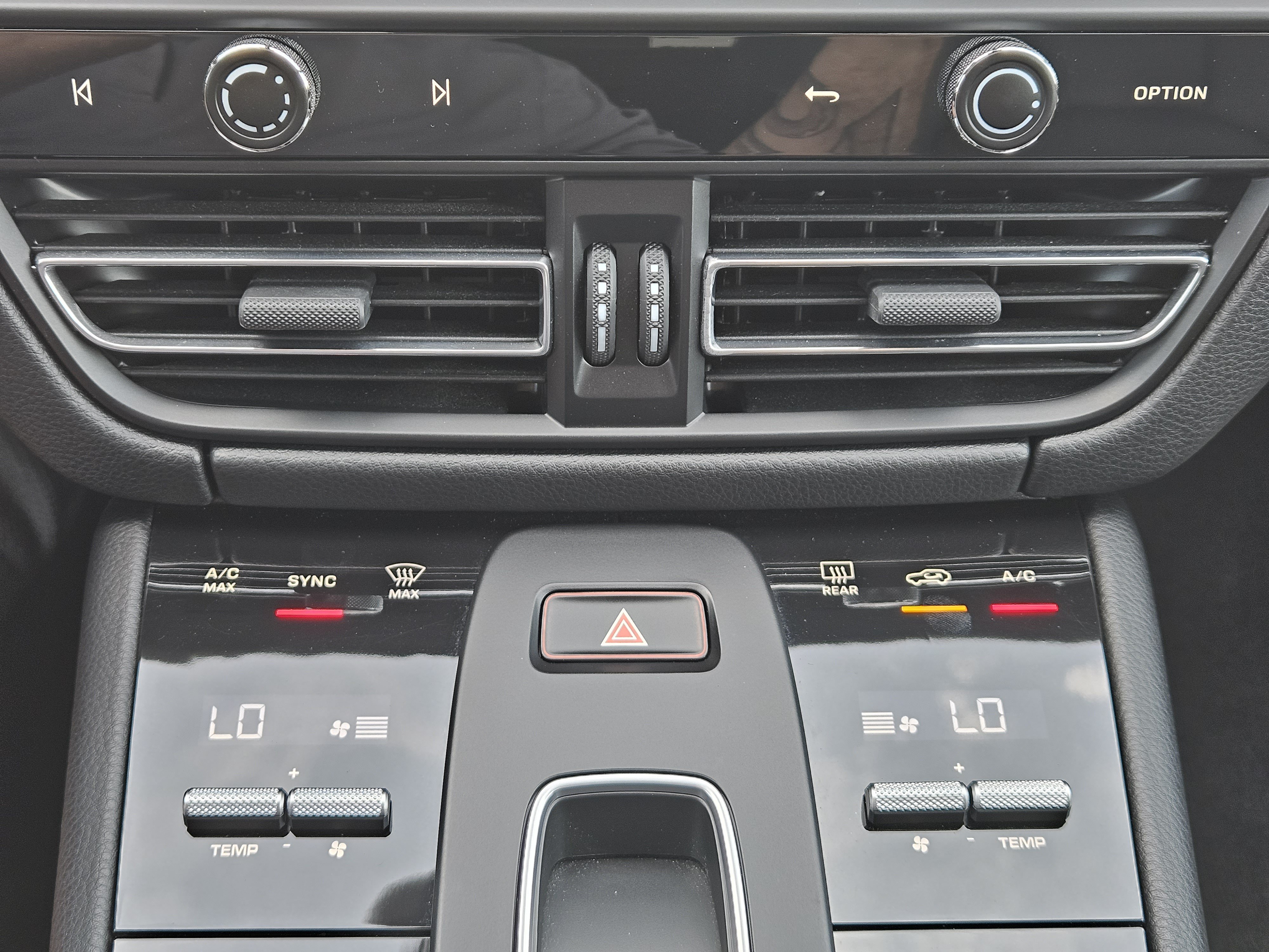 Certified 2023 Porsche Macan S AWD/4WD image 19