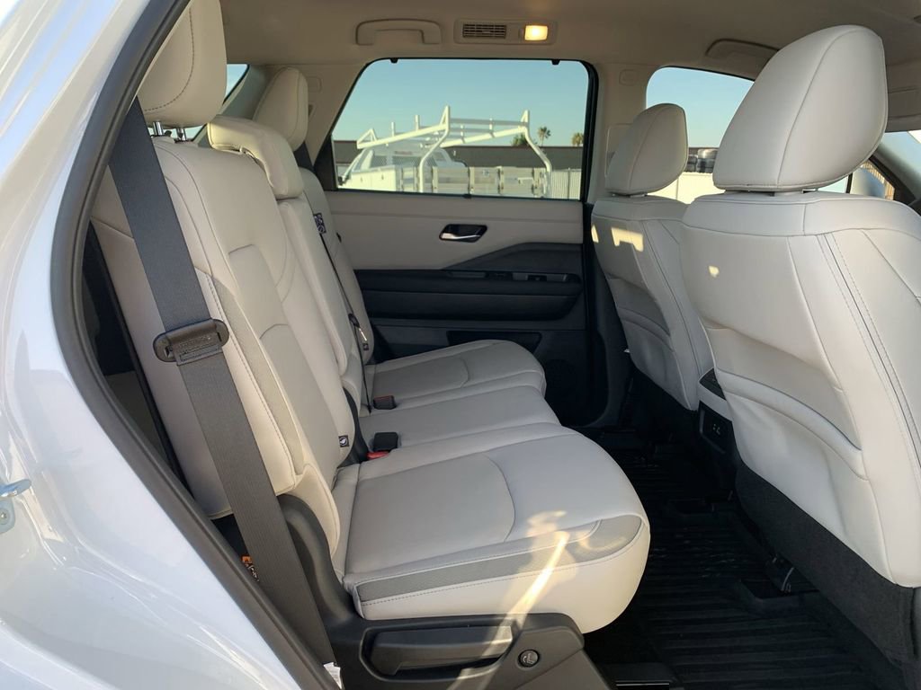 Used 2025 Nissan Pathfinder SL w/ Black Appearance Package FWD image 26