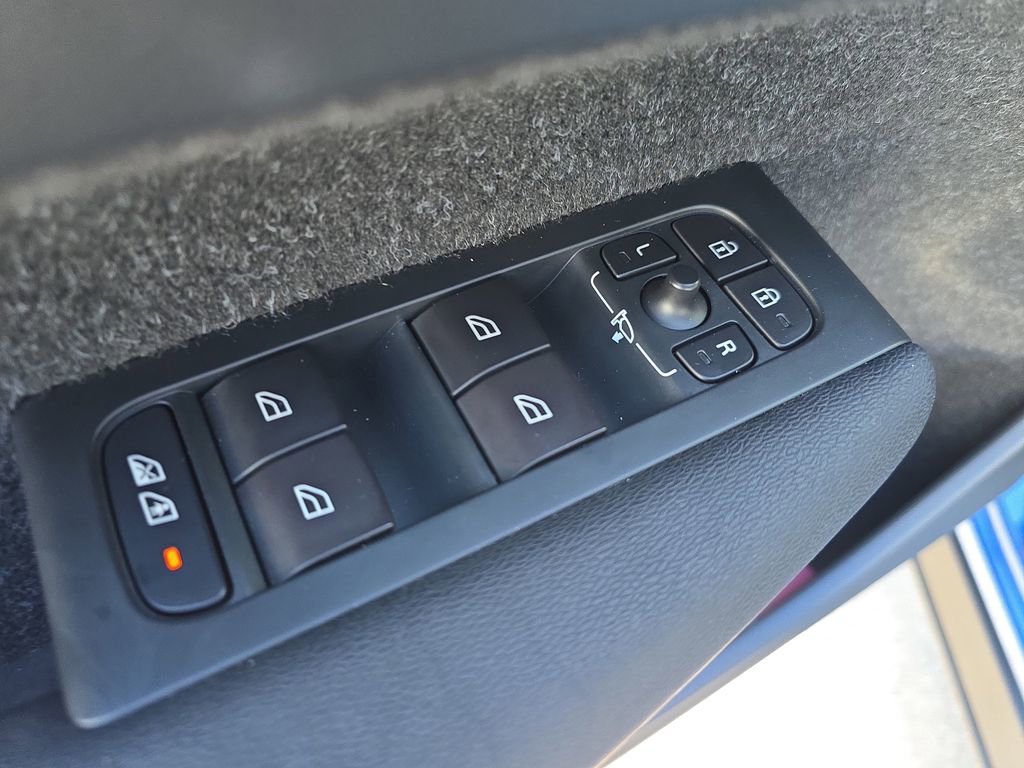 Used 2020 Volvo XC40 T5 R-Design w/ Protection Package Premier image 18