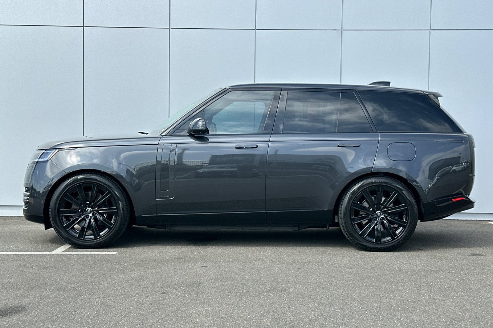 Used 2024 Land Rover Range Rover Autobiography image 2