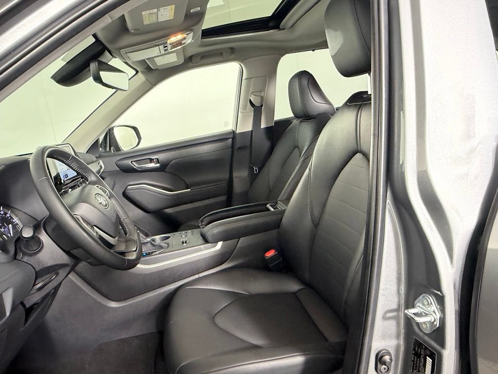 Used 2025 Toyota Highlander XLE FWD image 21