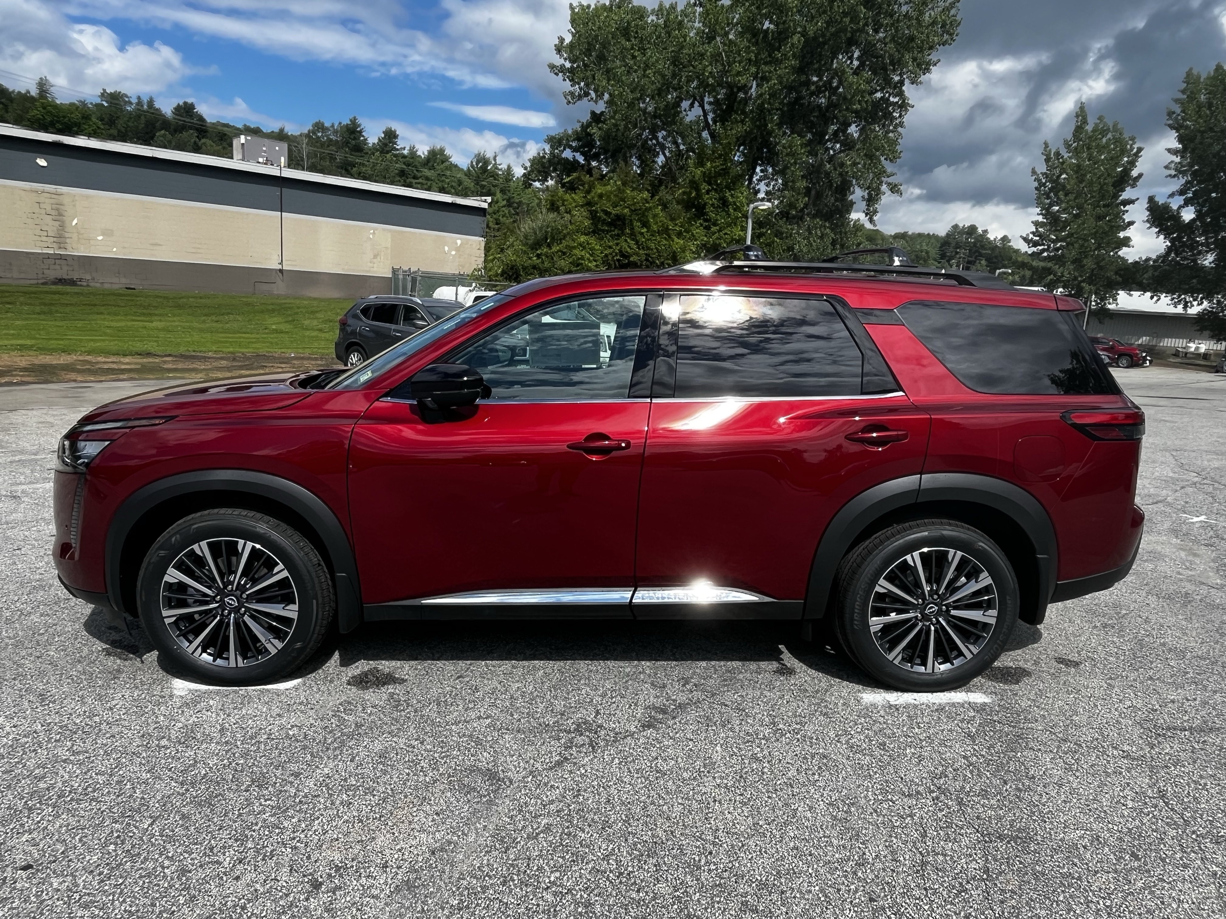 New 2026 Nissan Pathfinder Platinum w/ Accent Package AWD/4WD image 4
