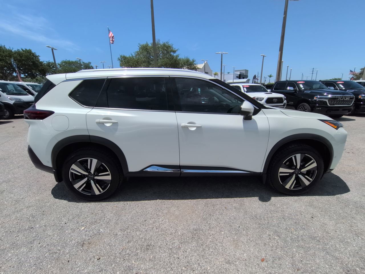 Used 2023 Nissan Rogue SL w/ SL Premium Package FWD image 4