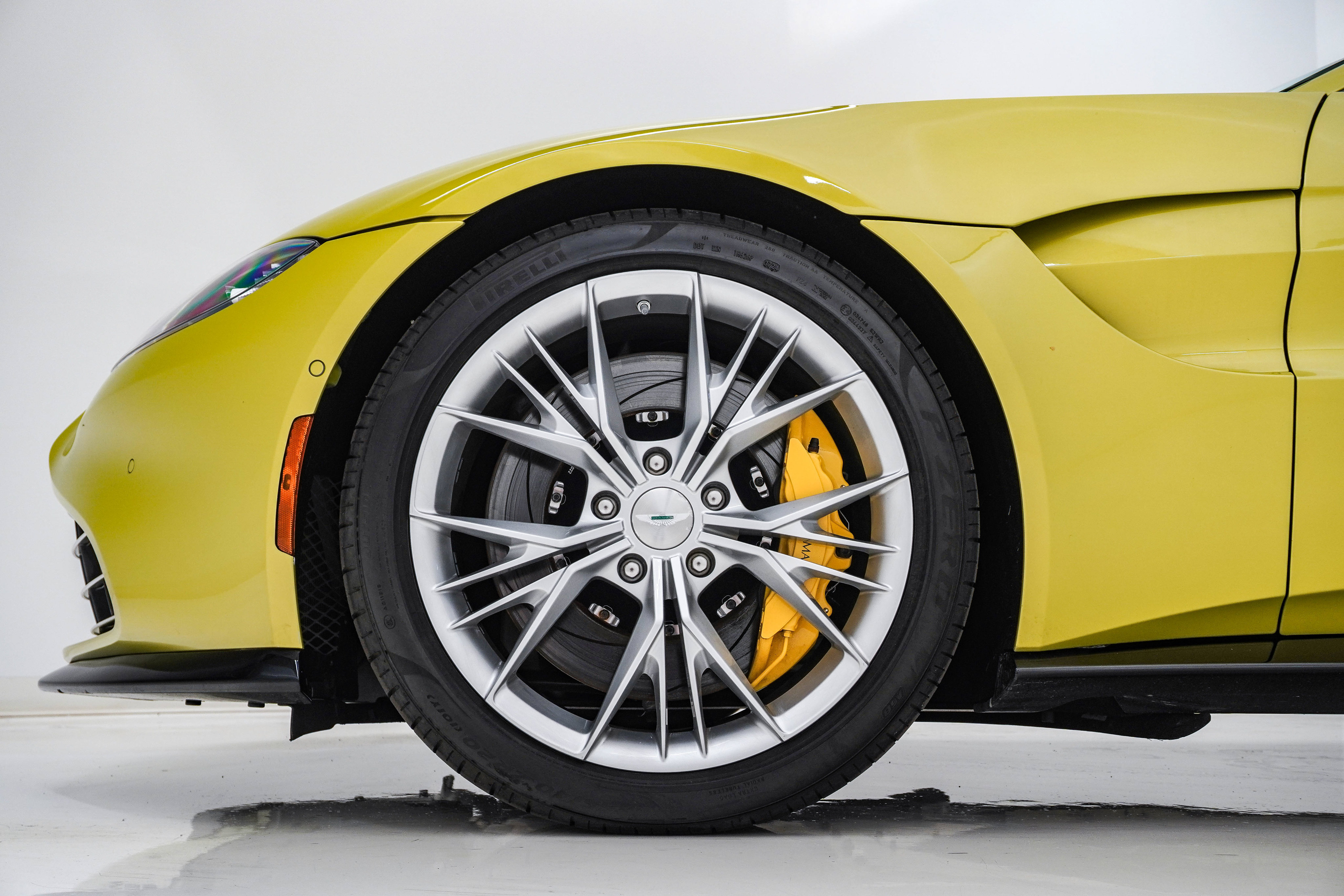Used 2023 Aston Martin V8 Vantage Roadster RWD image 17
