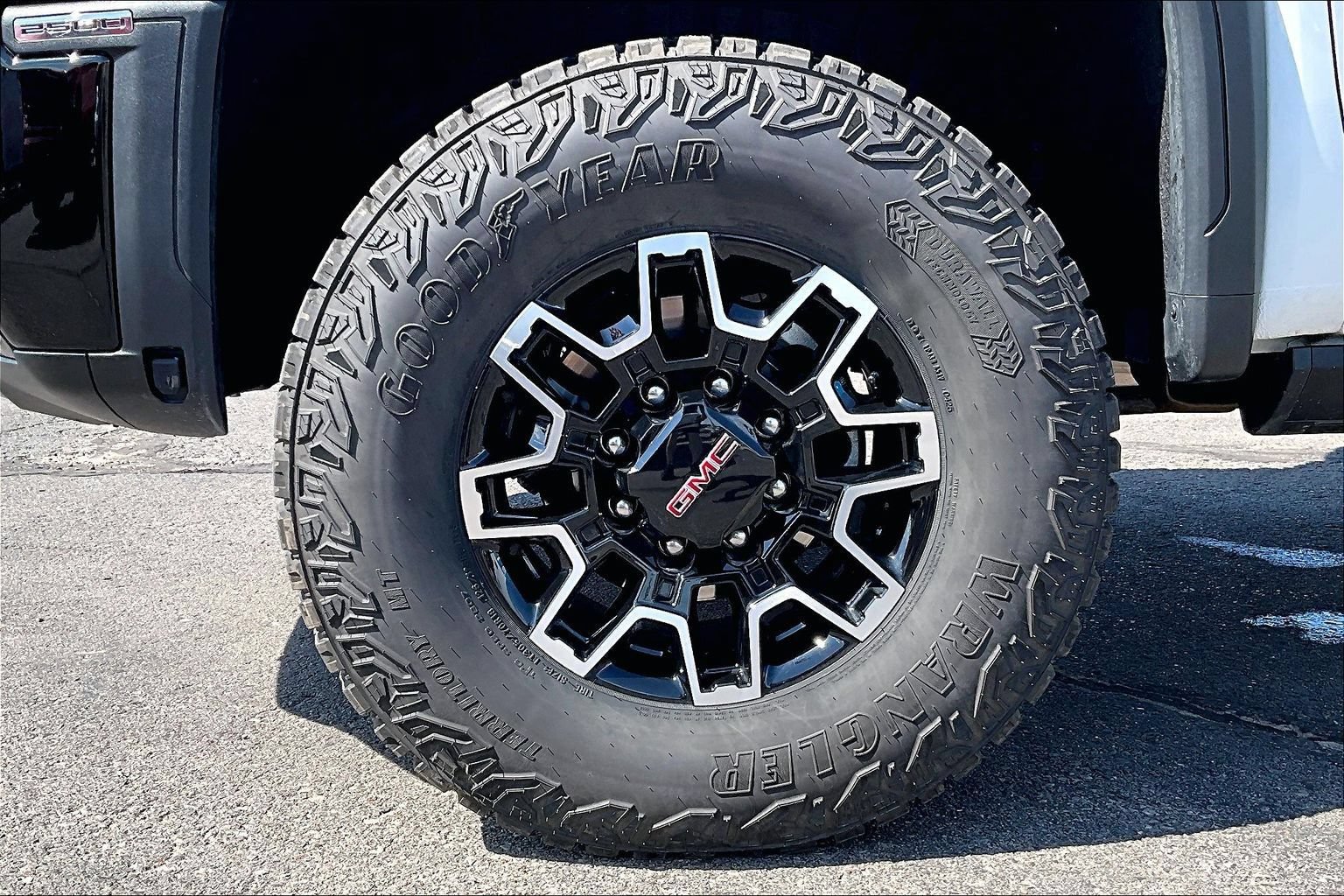 Used 2025 GMC Sierra 2500 AT4X AWD/4WD image 8