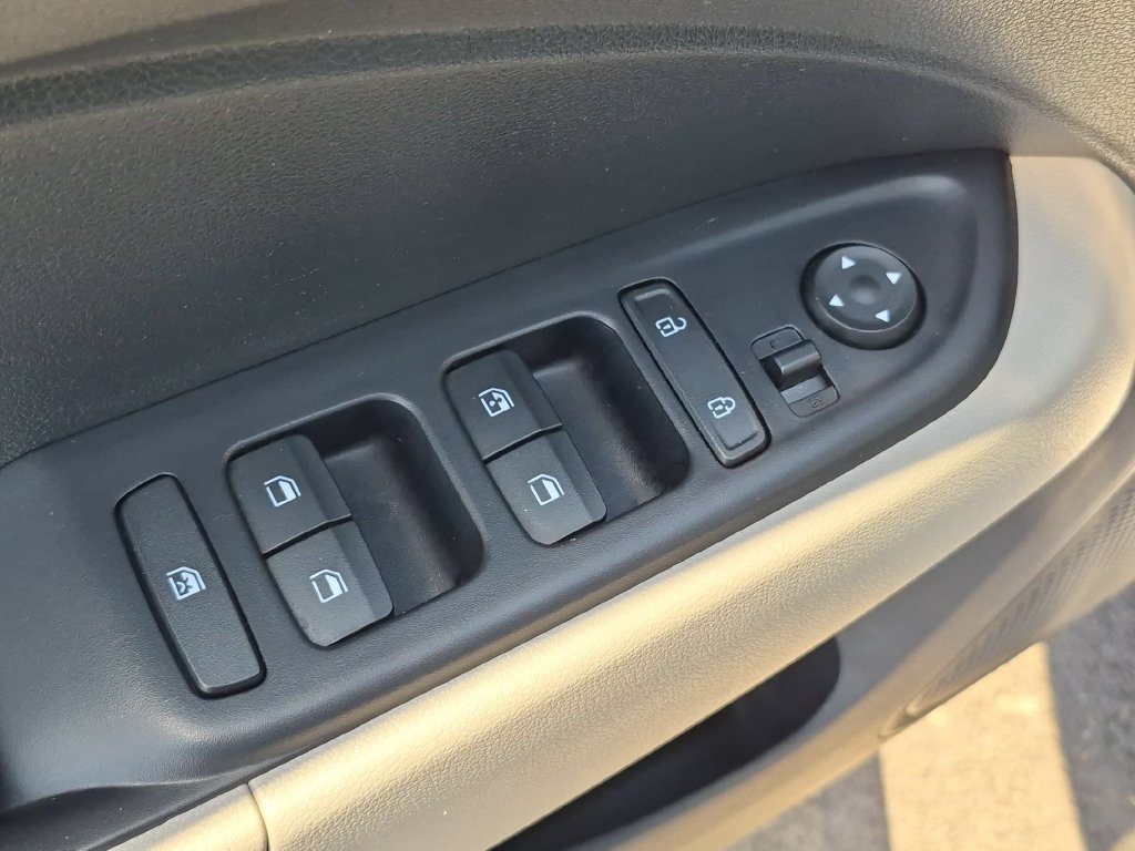 Used 2025 Hyundai Venue SEL FWD image 13