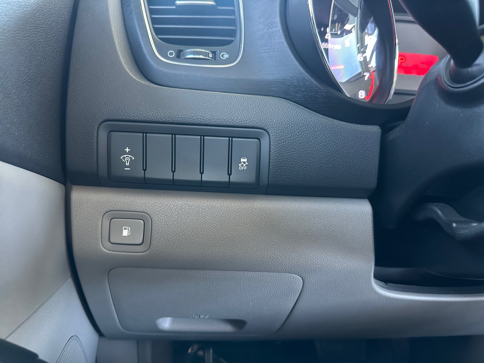 Used 2017 Kia Sedona L FWD image 17