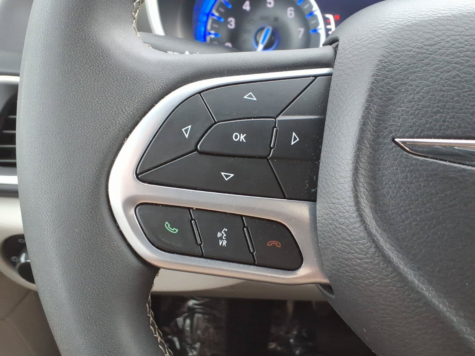 Used 2024 Chrysler Pacifica Touring-L FWD image 16