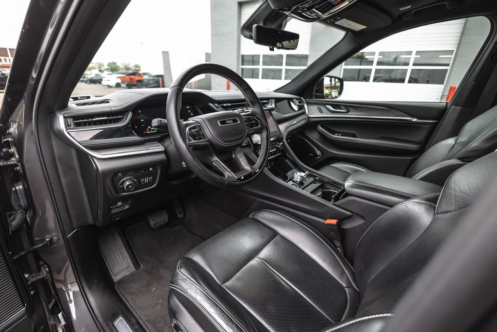 Used 2022 Jeep Grand Cherokee Overland w/ Advanced Protech Group III AWD/4WD image 19