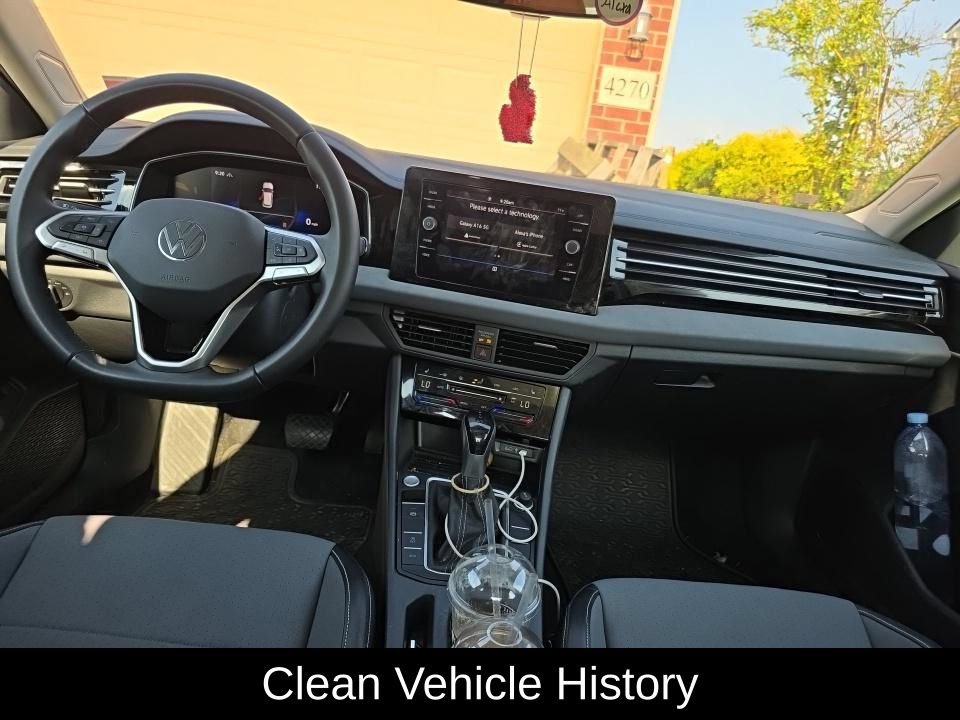 Used 2025 Volkswagen Jetta SE w/ Sunroof Package FWD image 4