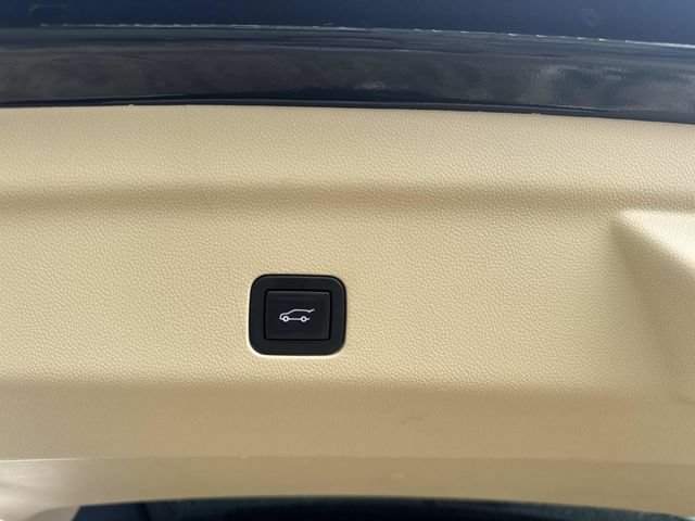 Used 2021 Cadillac Escalade Premium Luxury RWD image 16