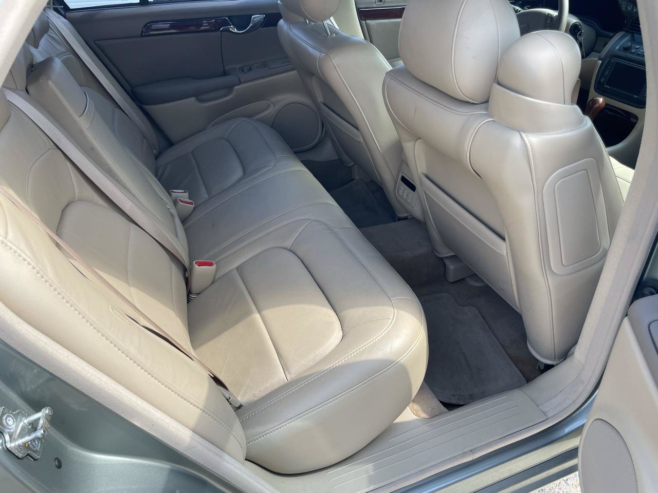 Used 2005 Cadillac De Ville DTS w/ Equipment Group FWD image 37