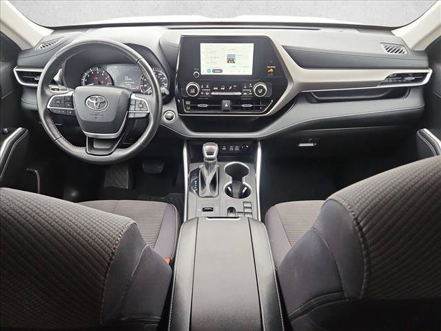 Used 2025 Toyota Highlander LE FWD image 17