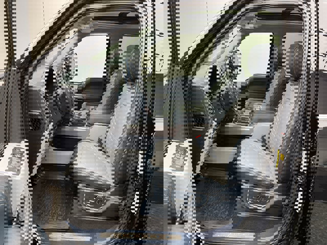 Used 2022 Ford F350 Limited image 3