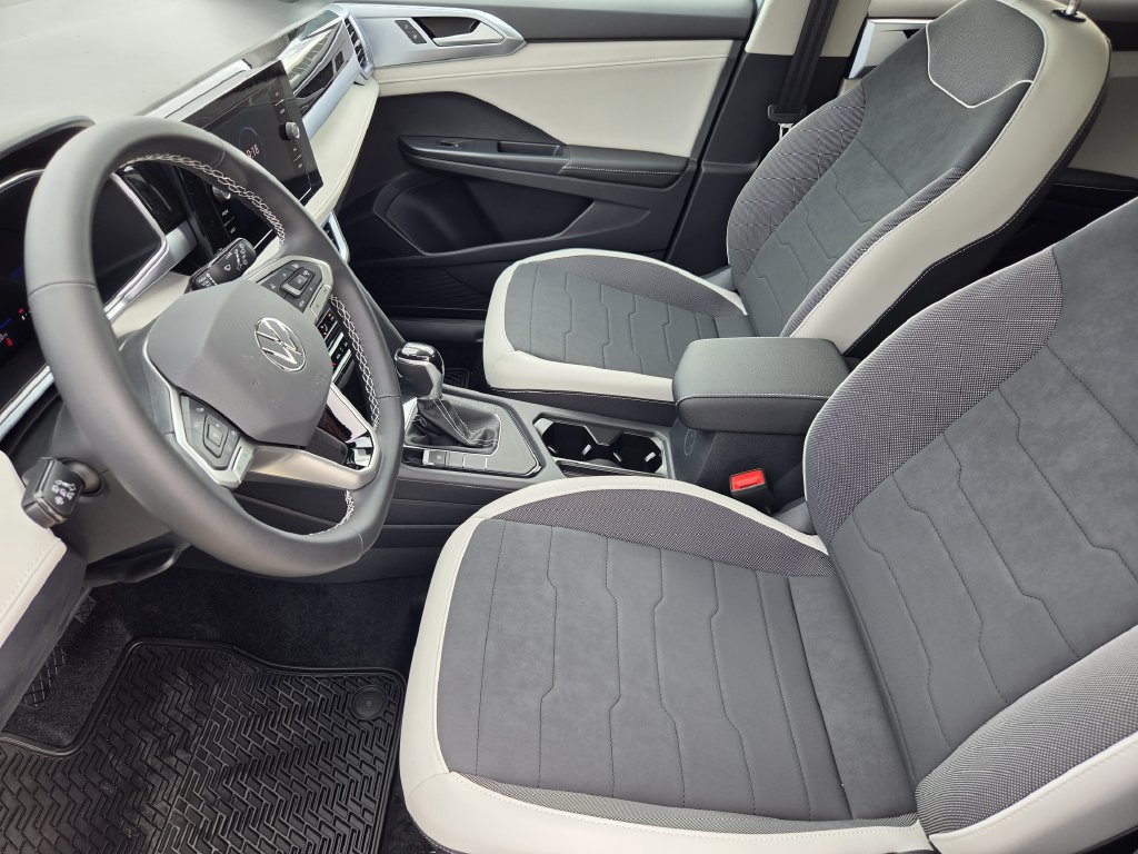 New 2027 Volkswagen Taos SE FWD image 11