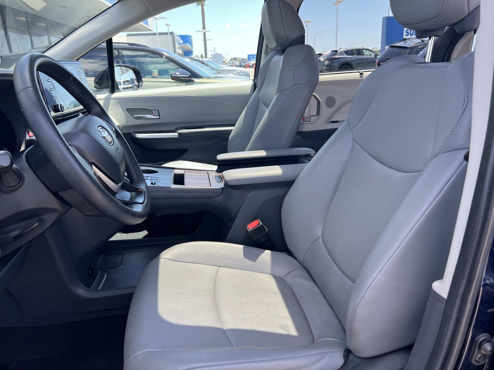 Used 2023 Toyota Sienna XLE FWD image 17