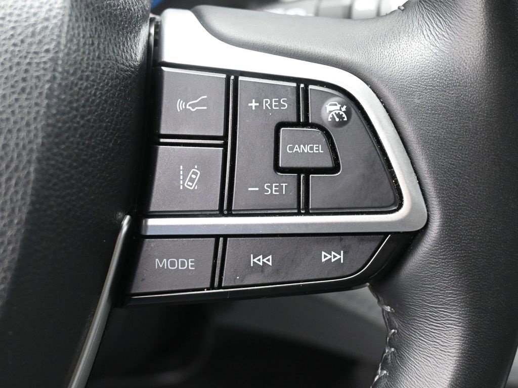 Used 2023 Toyota Highlander XLE image 18