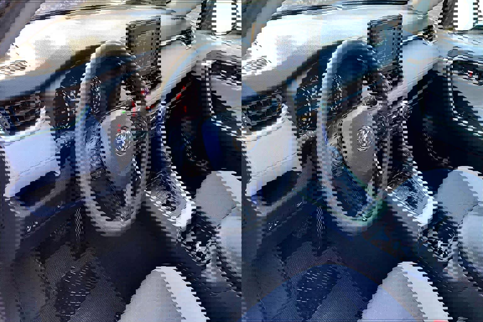 Used 2020 Toyota RAV4 XLE w/ Convenience Package AWD/4WD image 17