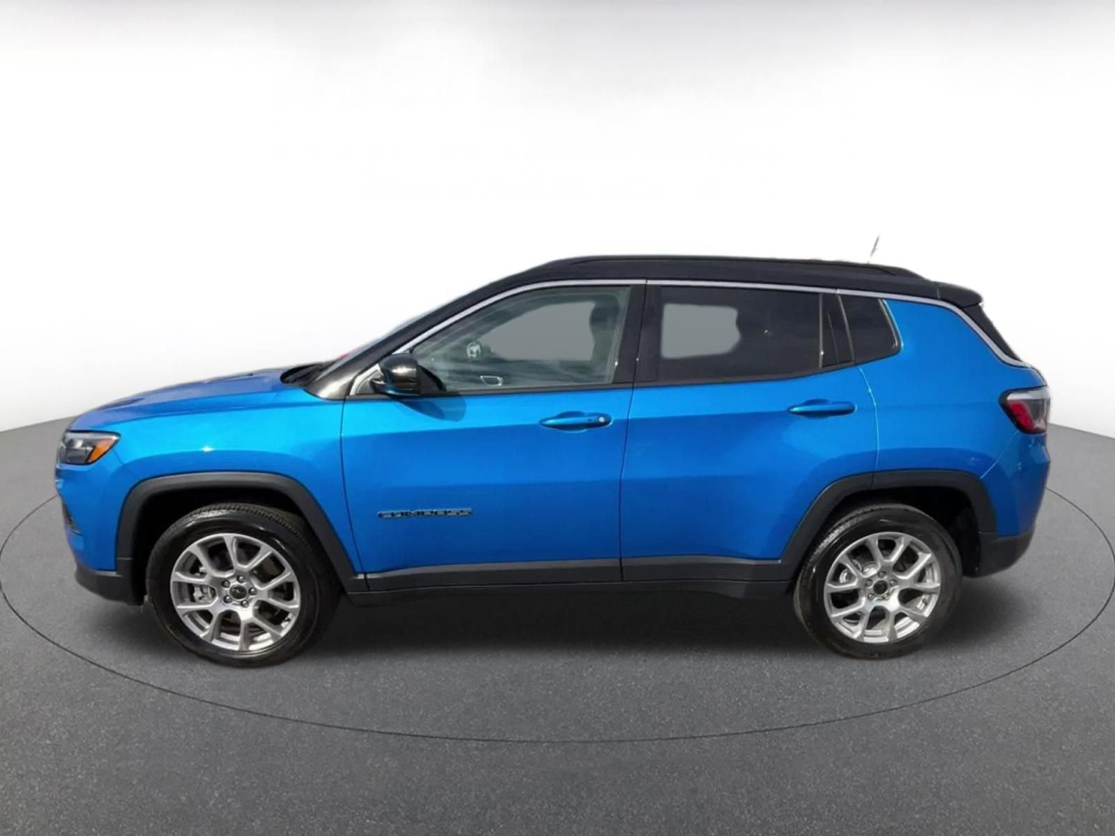 Used 2025 Jeep Compass Limited AWD/4WD image 9