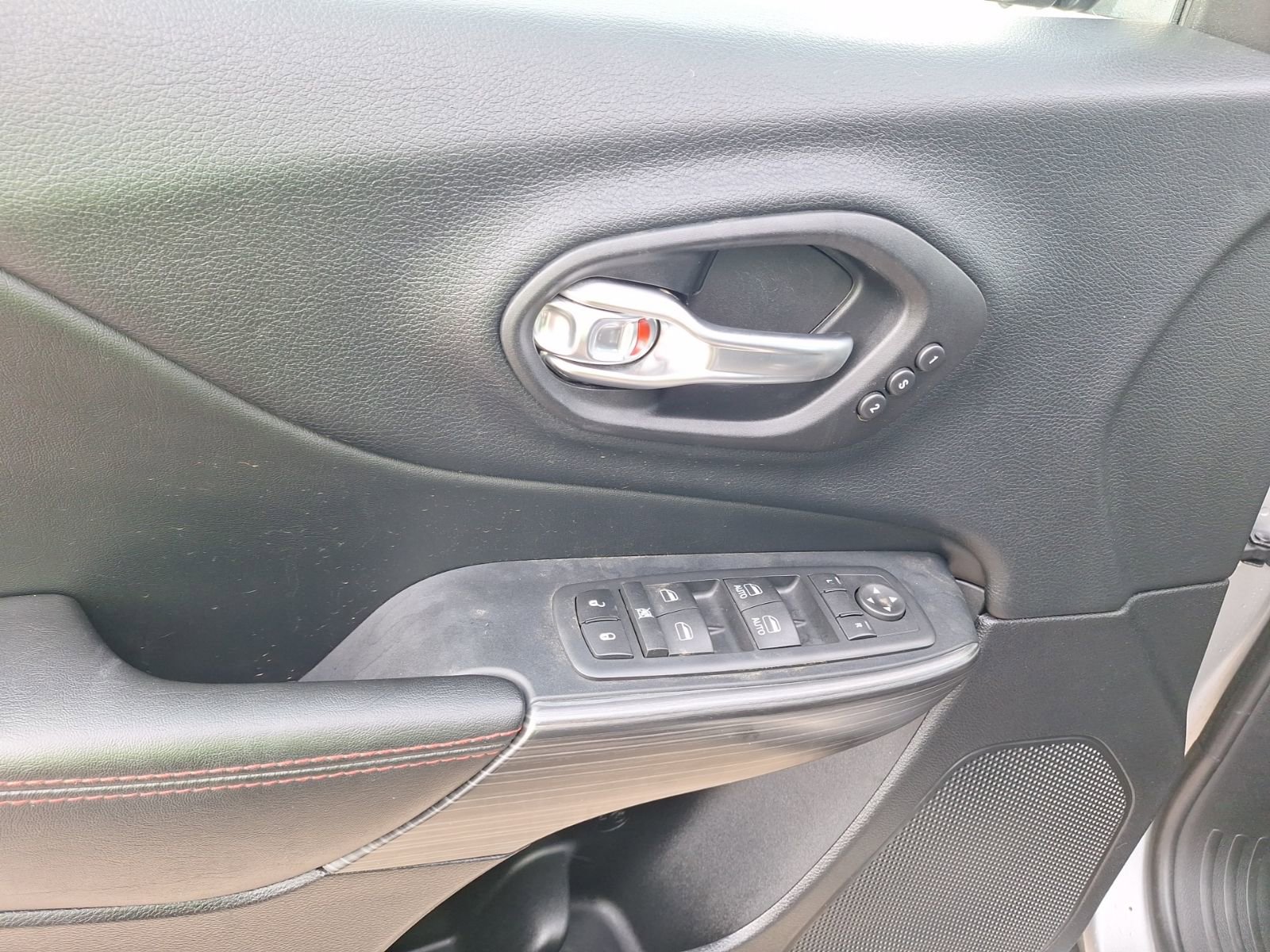 Used 2017 Jeep Cherokee Trailhawk image 19