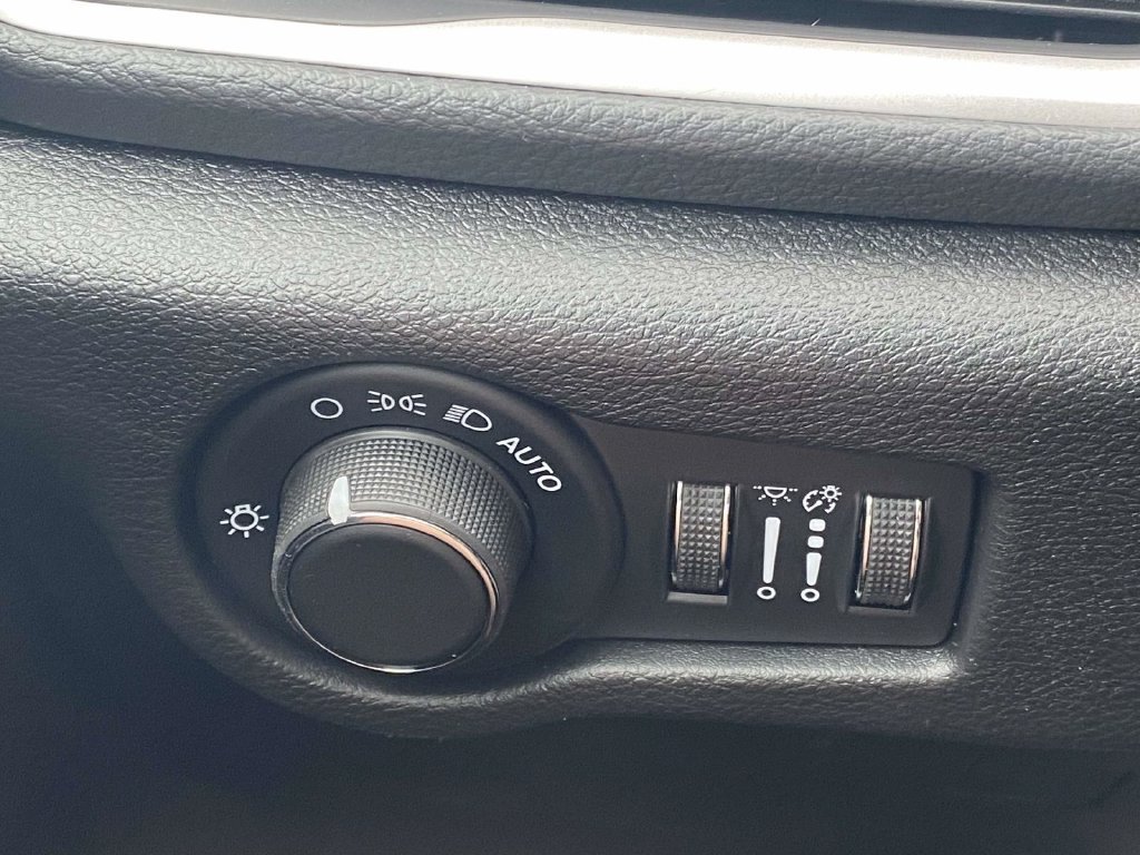 New 2027 Chrysler Pacifica Select FWD image 30