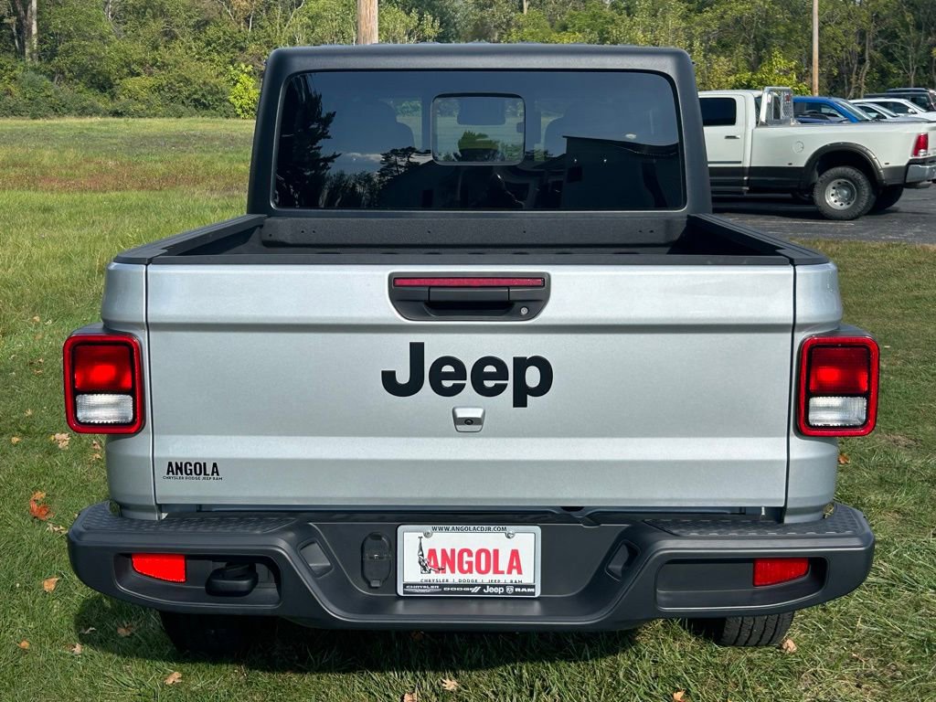 Used 2024 Jeep Gladiator Sport image 4