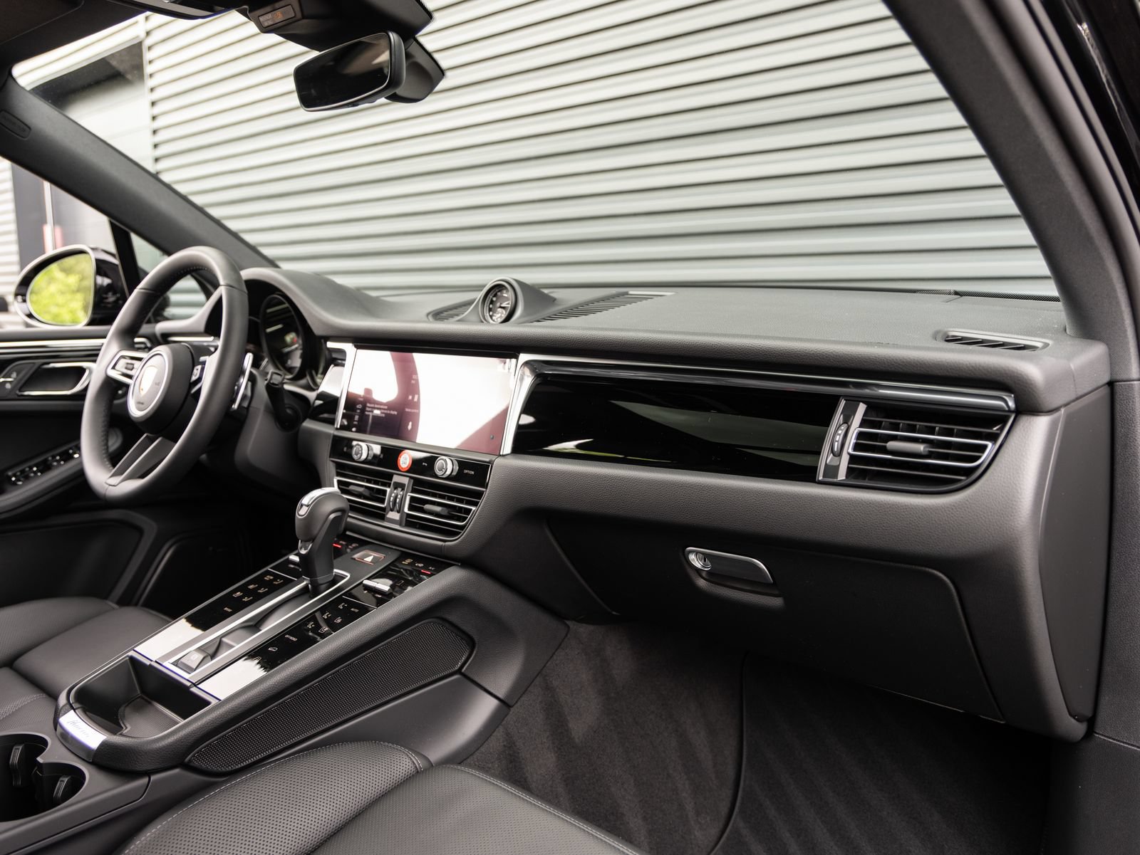 Certified 2026 Porsche Macan AWD/4WD image 36