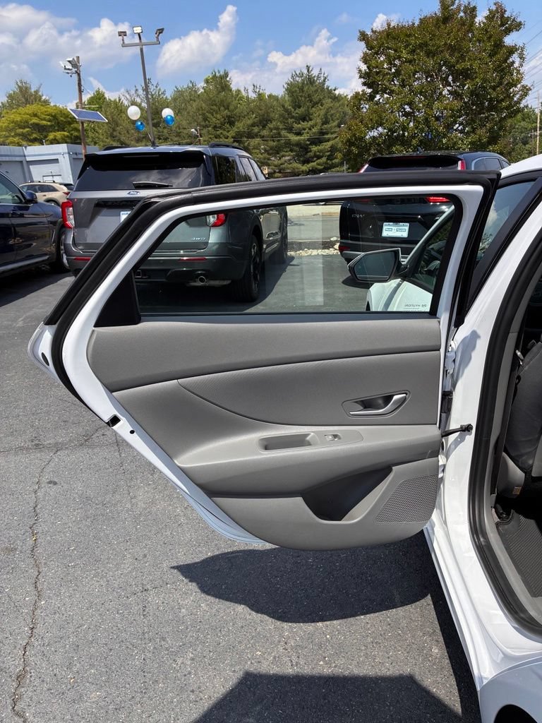 Used 2025 Hyundai Elantra Hybrid FWD image 41