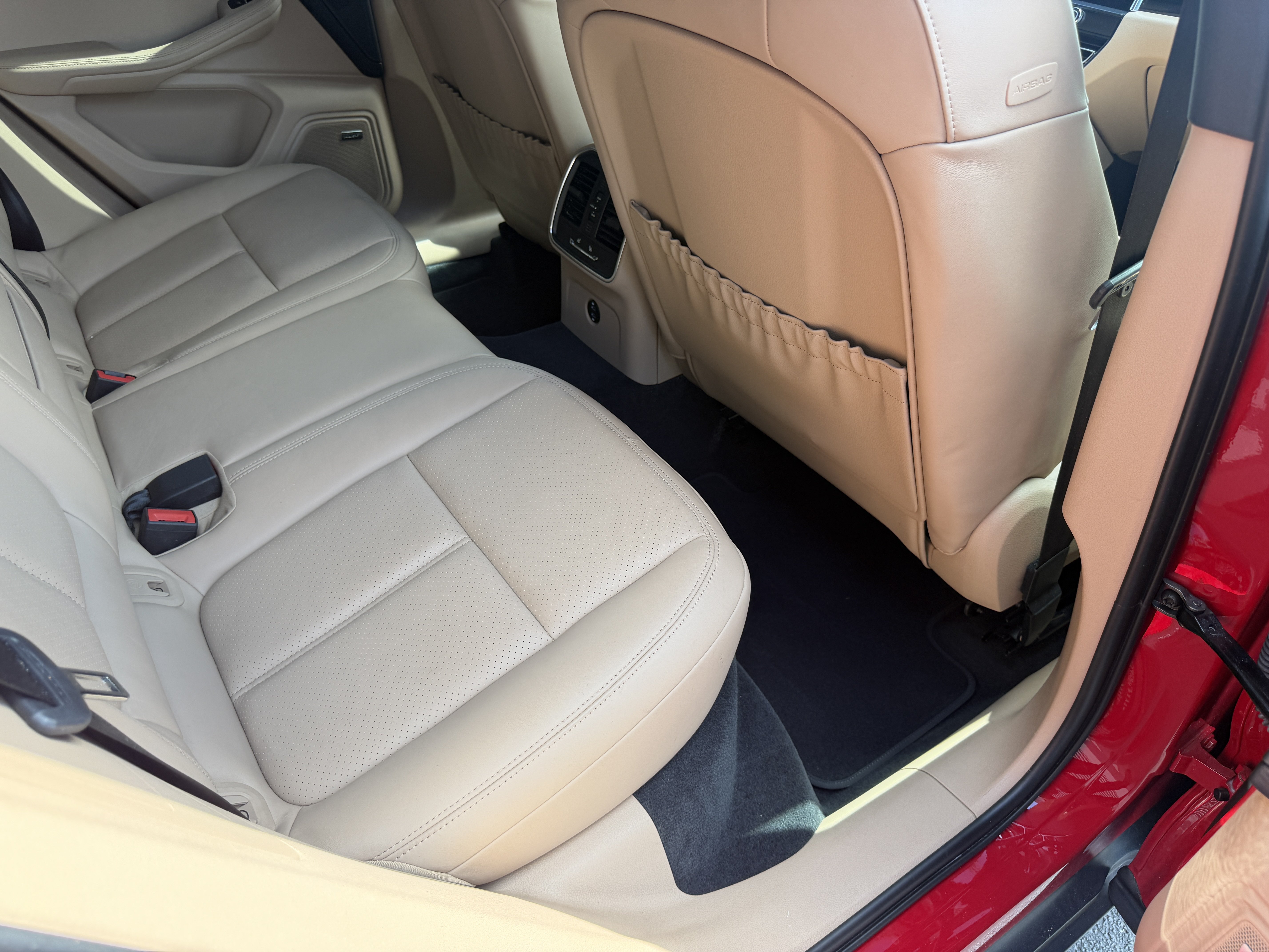 Certified 2024 Porsche Macan AWD/4WD image 19