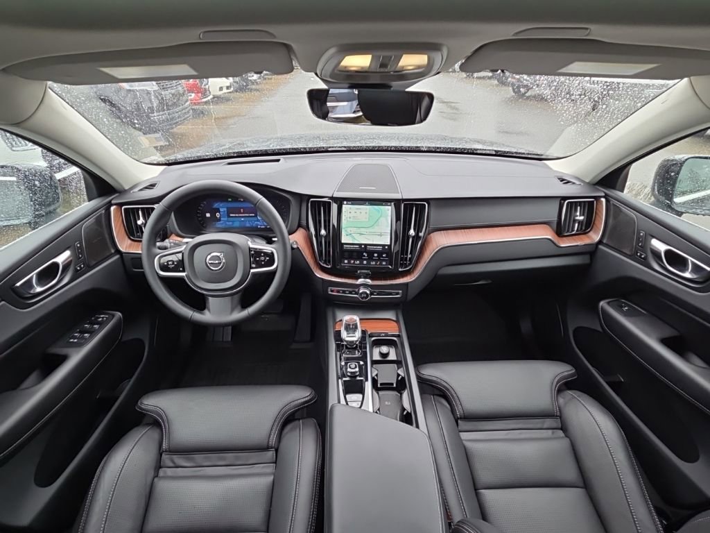 Certified 2023 Volvo XC60 B5 Ultimate w/ Climate Package image 5