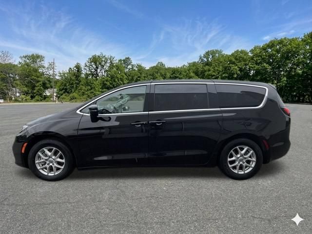 Used 2024 Chrysler Pacifica Touring-L FWD image 5