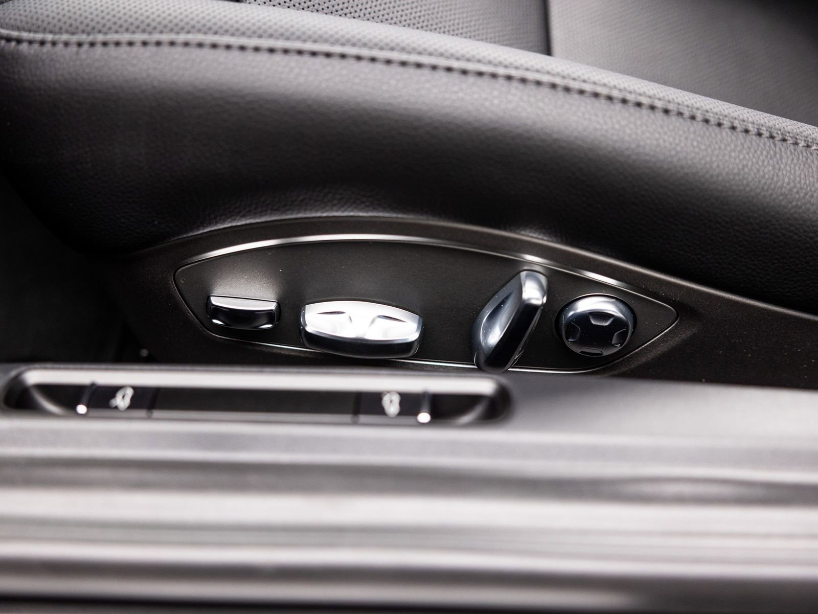 Certified 2025 Porsche 718 Cayman RWD image 32