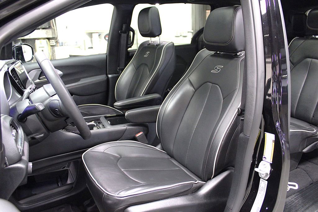 Used 2025 Chrysler Pacifica Limited FWD image 25