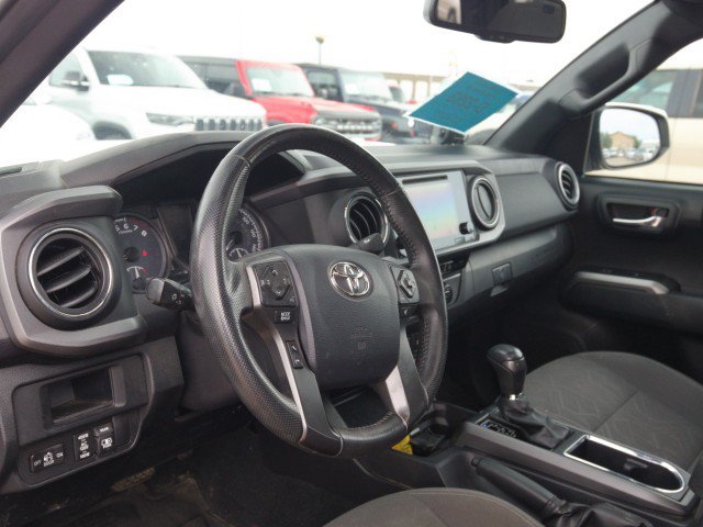 Used 2017 Toyota Tacoma TRD Off-Road w/ Premium & Technology Package AWD/4WD image 16