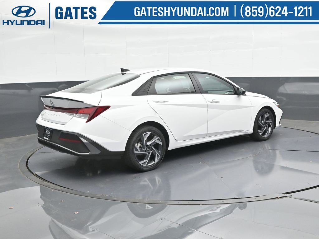 Used 2025 Hyundai Elantra Sport image 2