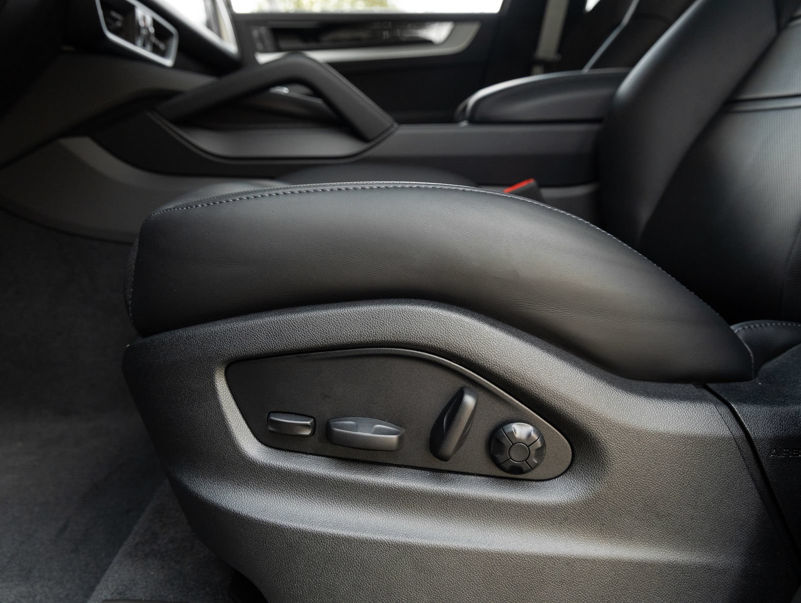 New 2026 Porsche Cayenne Coupe AWD/4WD image 23