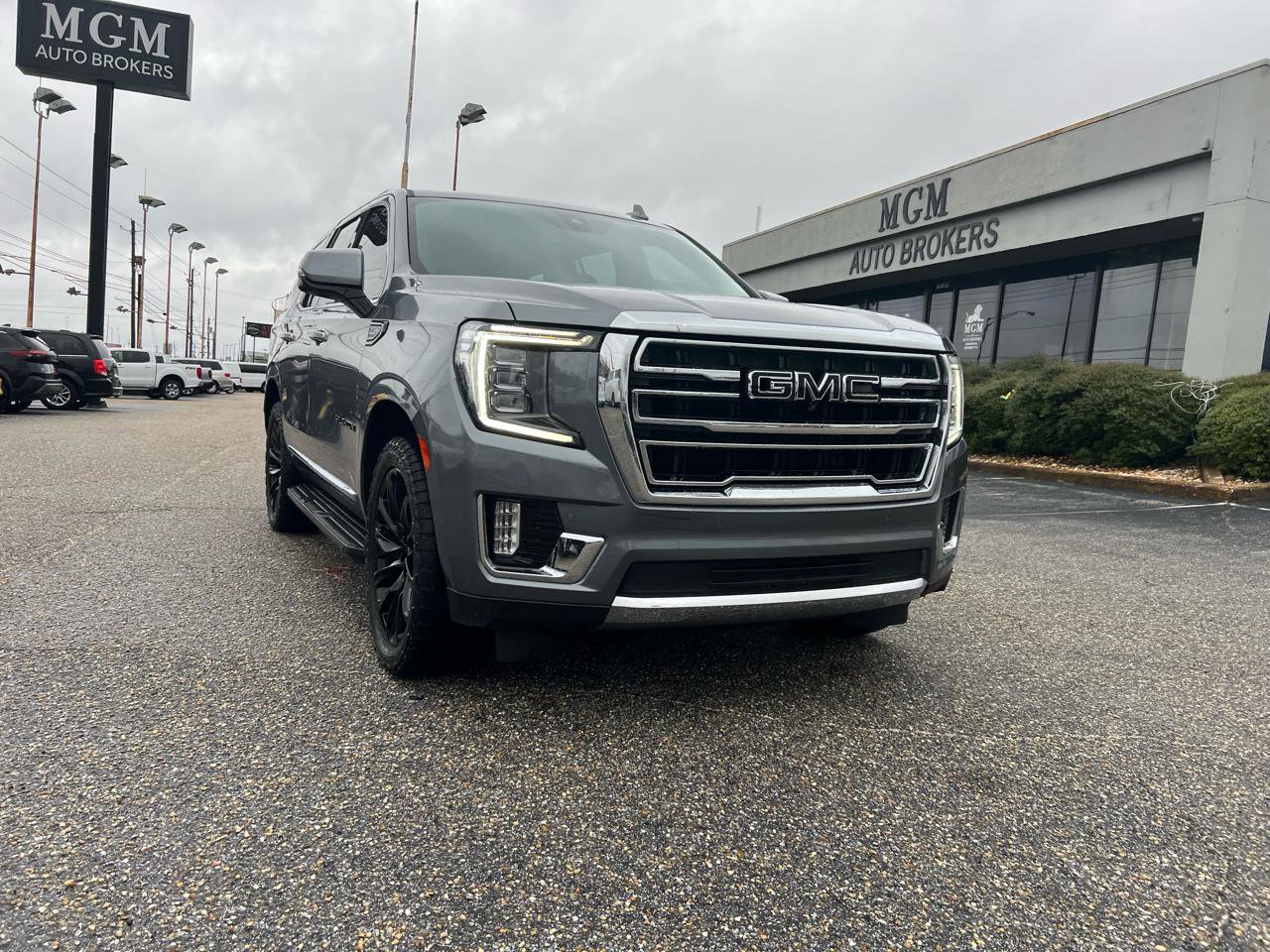 Used 2022 GMC Yukon SLT w/ SLT Premium Package image 2