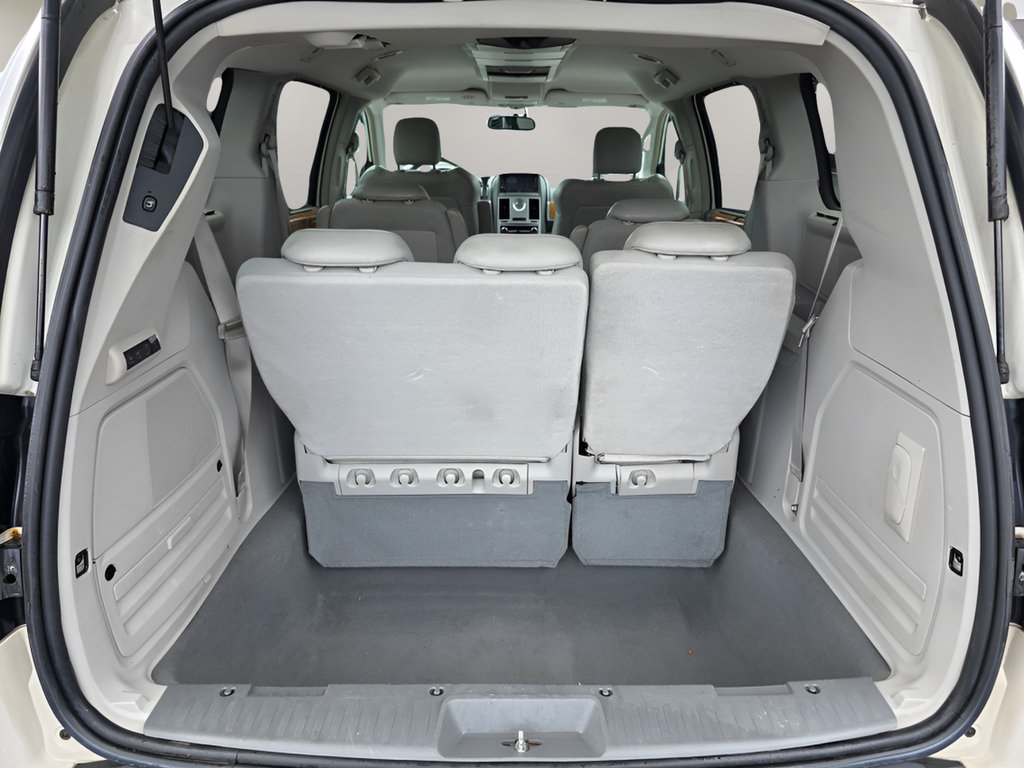 Used 2009 Chrysler Town & Country Limited w/ Entertainment Group #3 FWD image 14