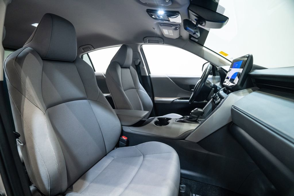 Used 2023 Toyota Venza LE image 15