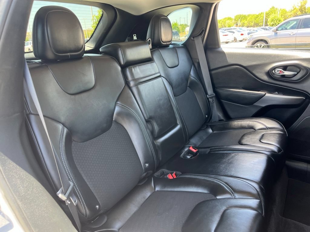 Used 2019 Jeep Cherokee Latitude Plus FWD image 28