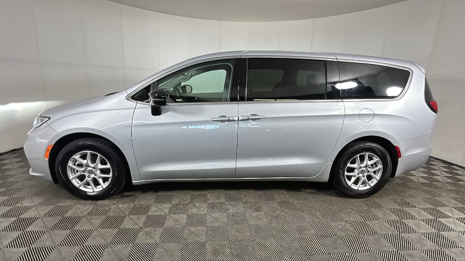 Used 2024 Chrysler Pacifica Touring-L FWD image 6
